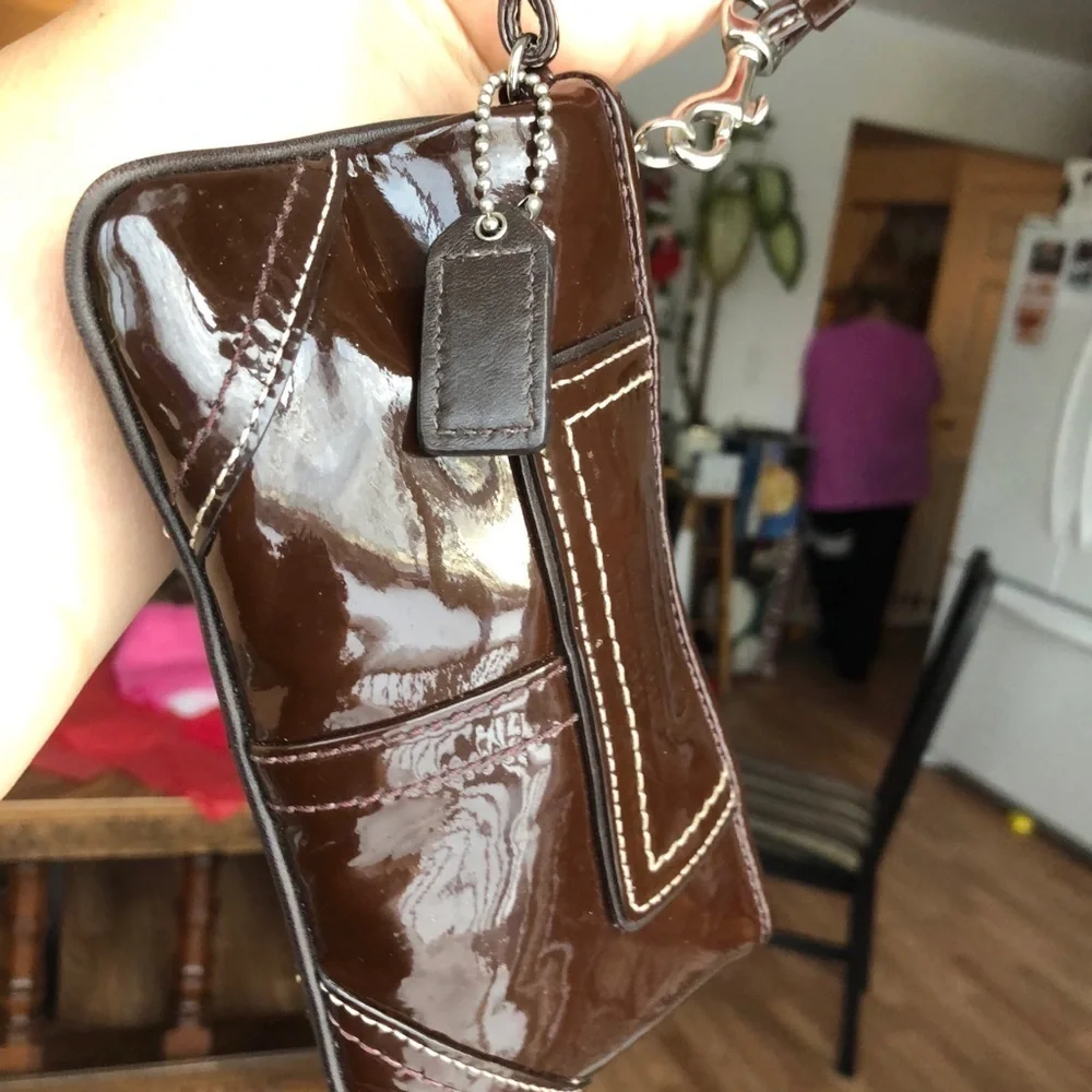 🌷♥️❤️👜🌸🌹🔥coach brown patent leather wristlet